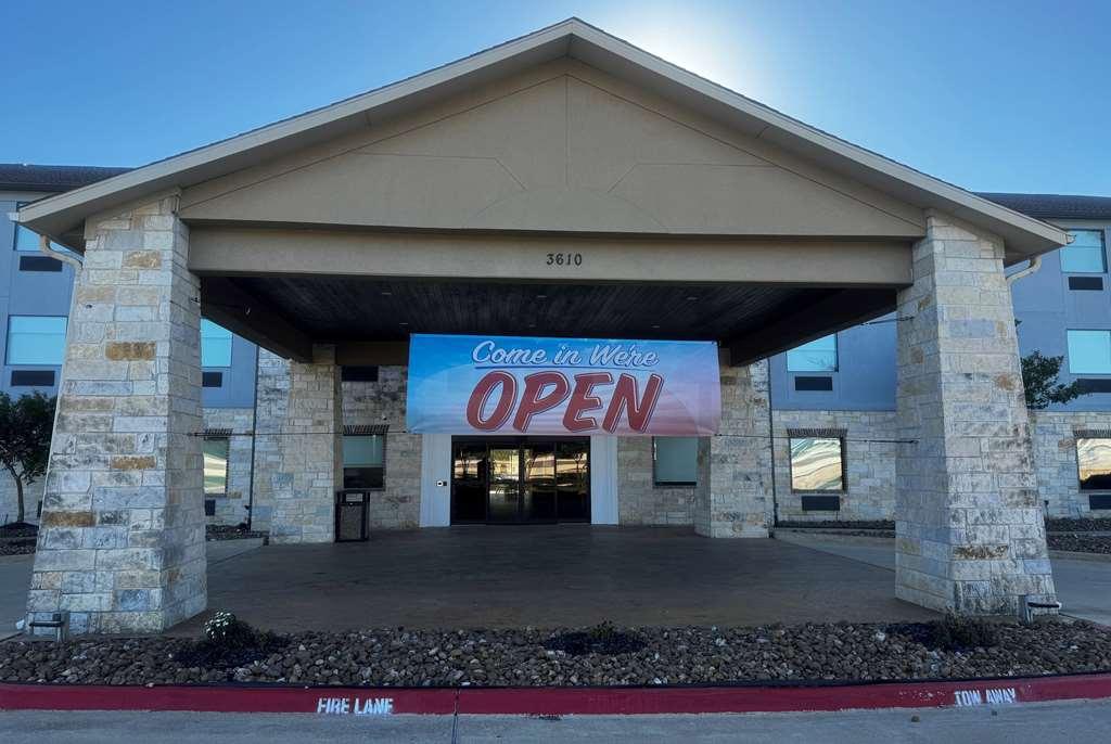 Wingate By Wyndham Tx Hotel